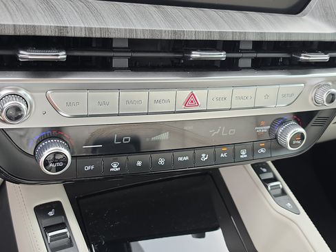 Certified 2024 Kia Telluride EX w/ EX Captain's Chair Package FWD image 26