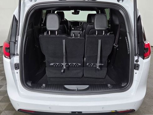 New 2025 Chrysler Pacifica Select image 9