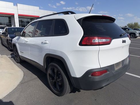 Used 2018 Jeep Cherokee Latitude w/ Altitude Package FWD image 7