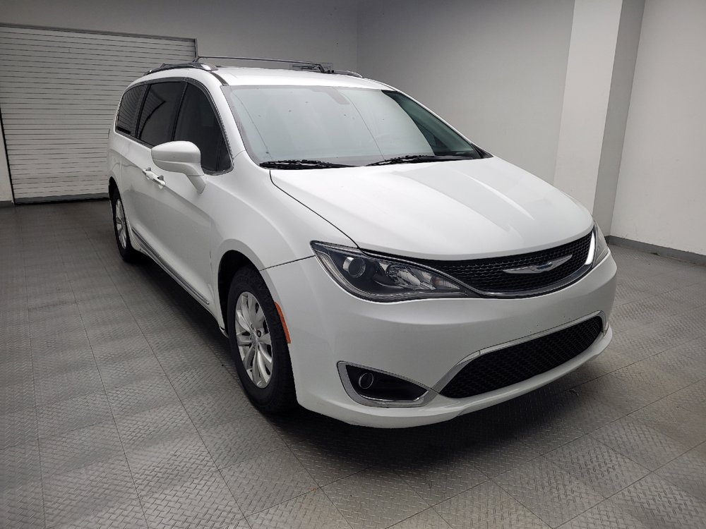 Used 2018 Chrysler Pacifica Touring-L FWD image 13