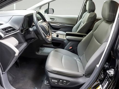 Certified 2024 Toyota Sienna XLE image 8