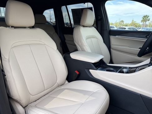 Used 2025 Jeep Grand Cherokee Limited w/ Luxury Tech Group II image 32