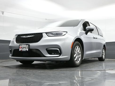 Used 2023 Chrysler Pacifica Touring-L FWD image 44