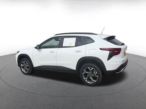 Used 2025 Chevrolet Trax LT FWD image 9