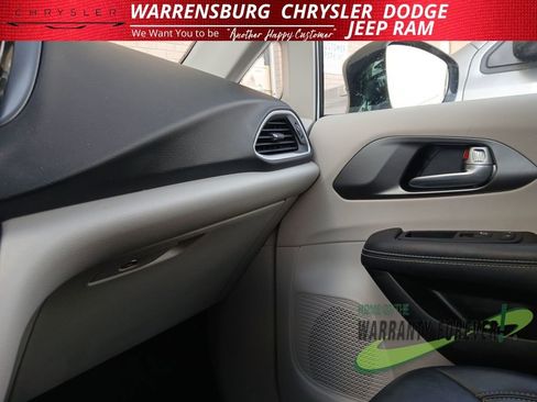 Used 2024 Chrysler Pacifica Touring-L image 23