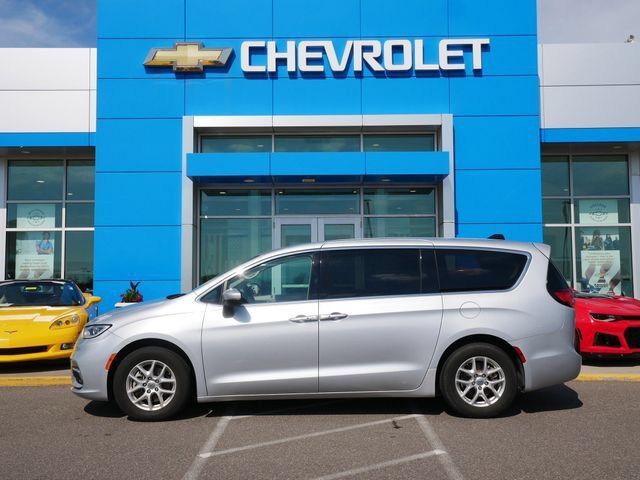 Used 2023 Chrysler Pacifica Touring-L FWD image 4
