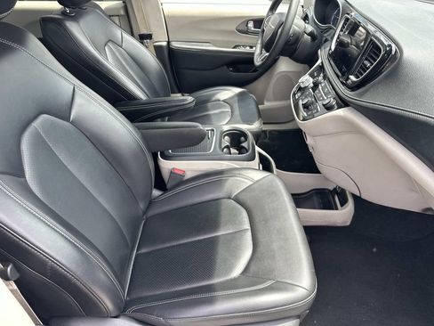 Used 2023 Chrysler Pacifica Touring-L FWD image 13