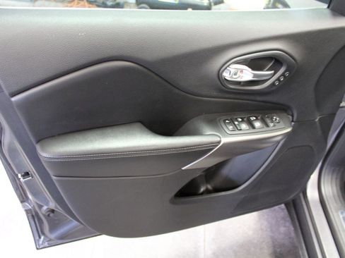 Used 2019 Jeep Cherokee Limited AWD/4WD image 20