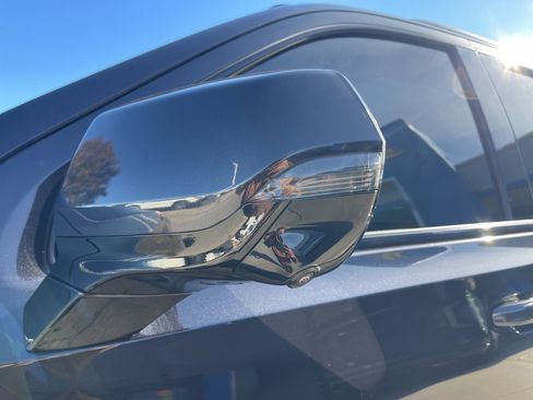 Used 2025 Cadillac Escalade ESV Sport Platinum image 10