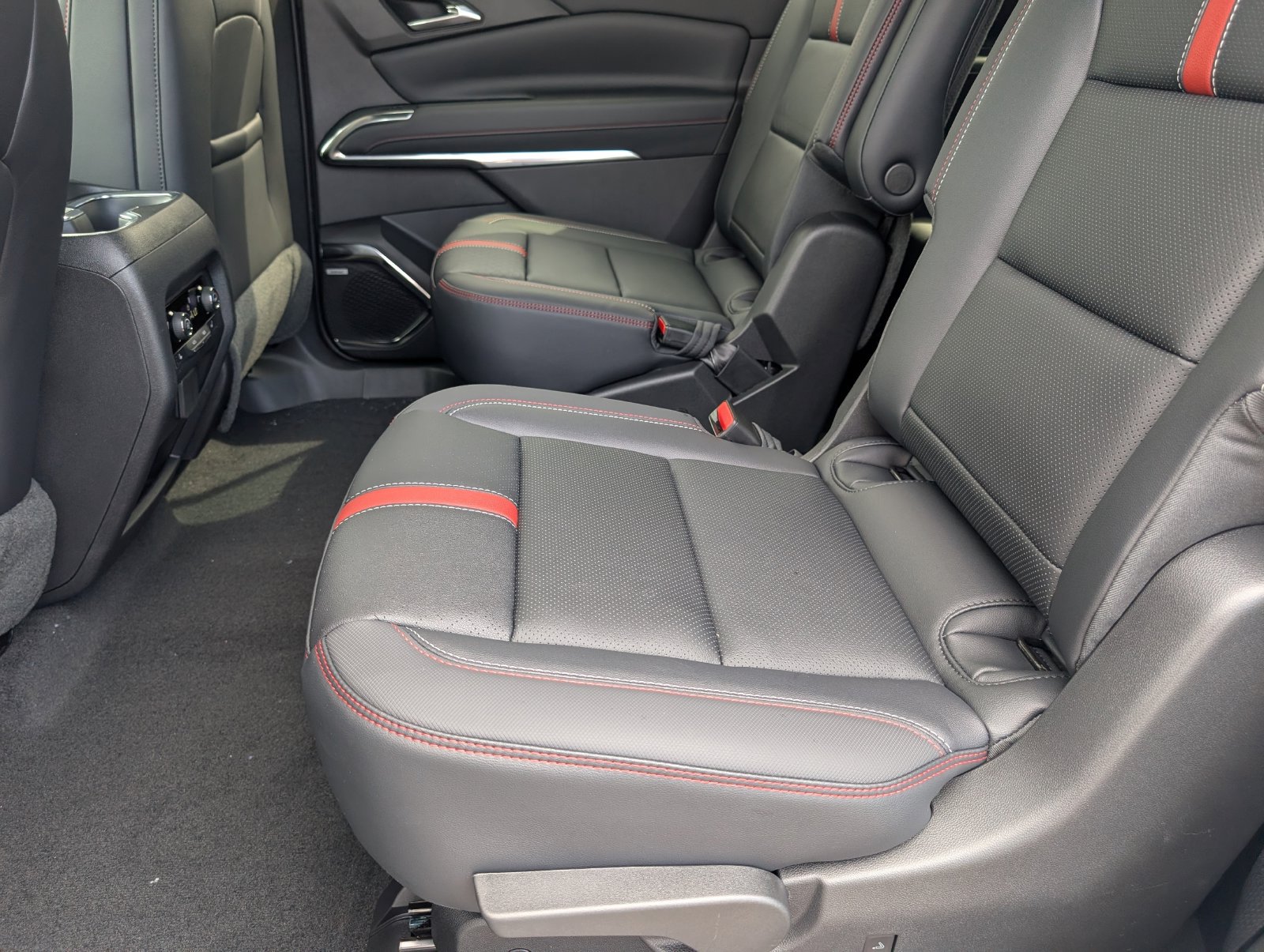 New 2026 Chevrolet Traverse RS w/ LPO, Floor Liner Package FWD image 8