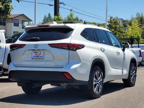 Used 2023 Toyota Highlander XLE AWD/4WD image 6