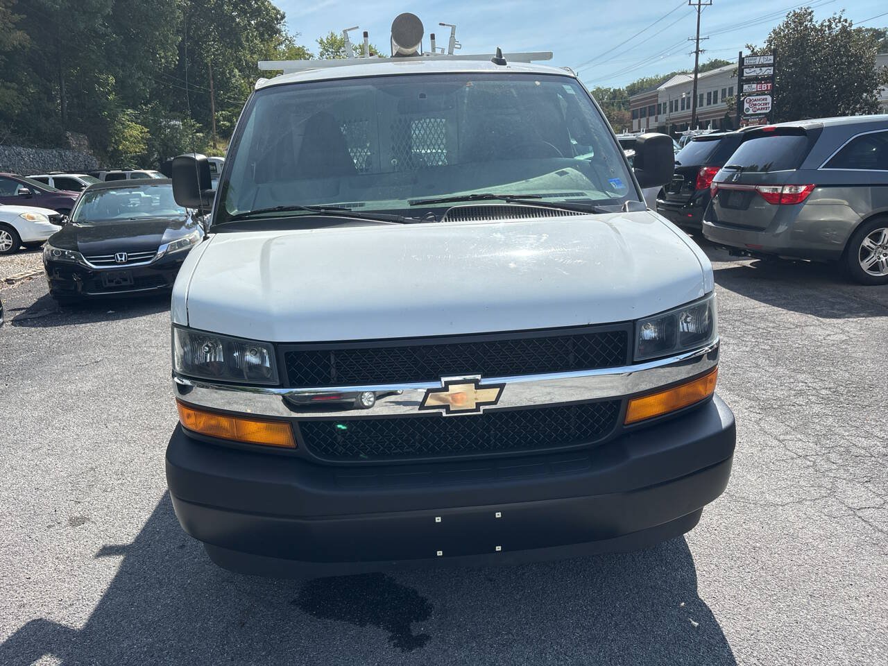 Used 2018 Chevrolet Express 2500 w/ Driver Convenience Package RWD image 1
