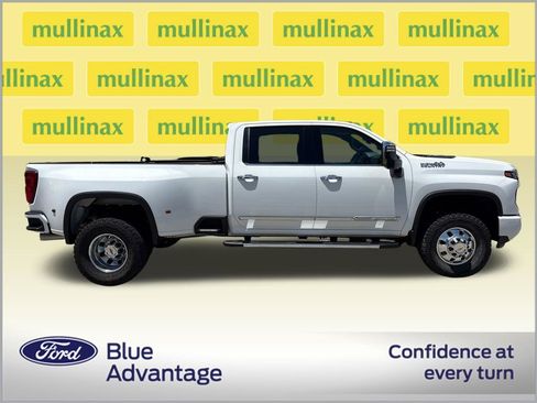 Used 2024 Chevrolet Silverado 3500 High Country w/ High Country Premium Package AWD/4WD image 2