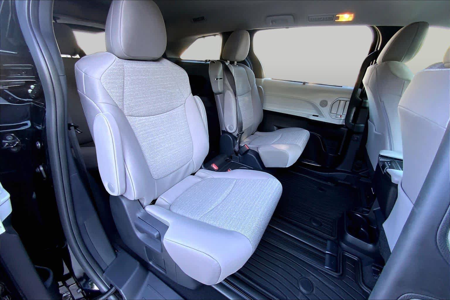 Used 2026 Toyota Sienna LE FWD image 18