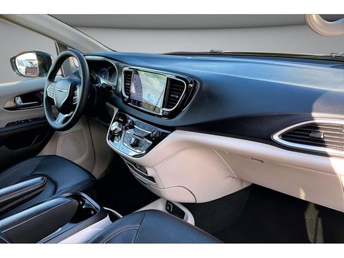 Used 2024 Chrysler Pacifica Touring-L FWD image 47