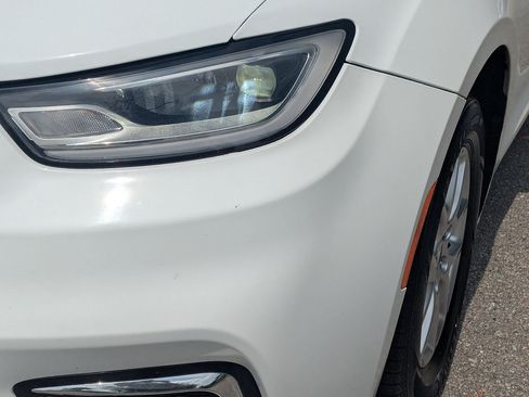 Used 2023 Chrysler Pacifica Touring-L FWD image 9