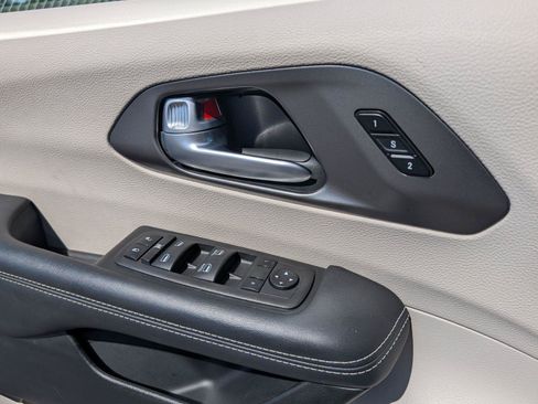 Used 2024 Chrysler Pacifica Touring-L FWD image 14