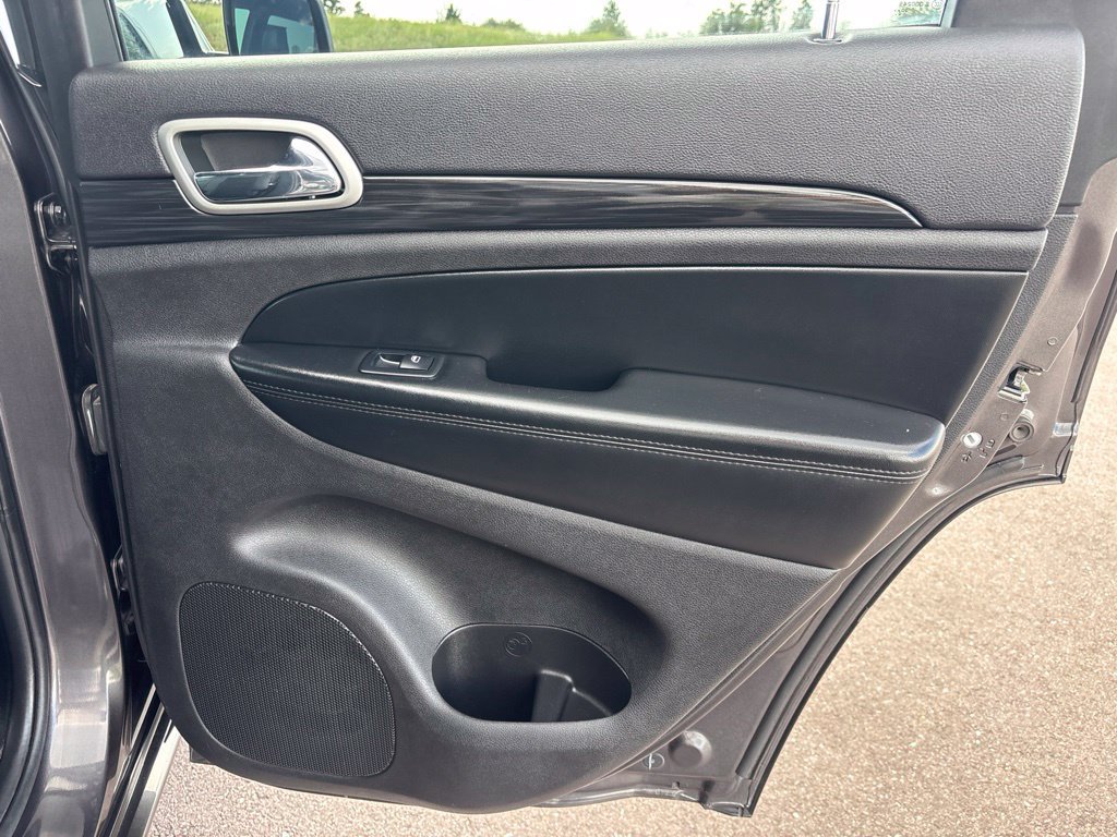 Used 2021 Jeep Grand Cherokee Laredo X AWD/4WD image 17