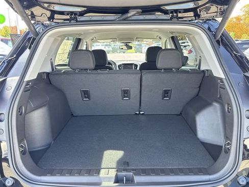 Used 2024 GMC Terrain SLE w/ Driver Convenience Package FWD image 12