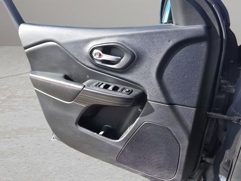 Used 2016 Jeep Cherokee Trailhawk w/ Comfort/Convenience Group image 17