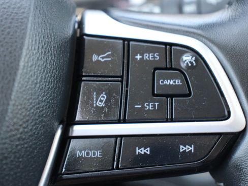 Used 2023 Toyota Highlander XLE FWD image 27