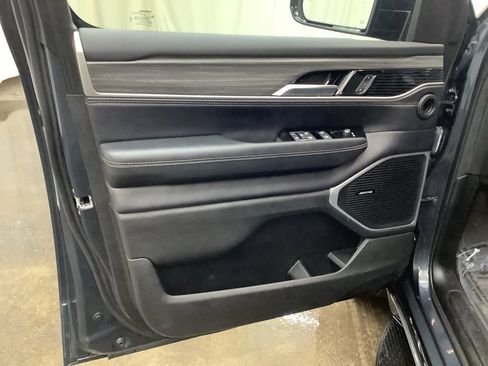 Used 2024 Jeep Wagoneer Series II image 12