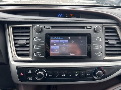 Used 2018 Toyota Highlander LE image 19