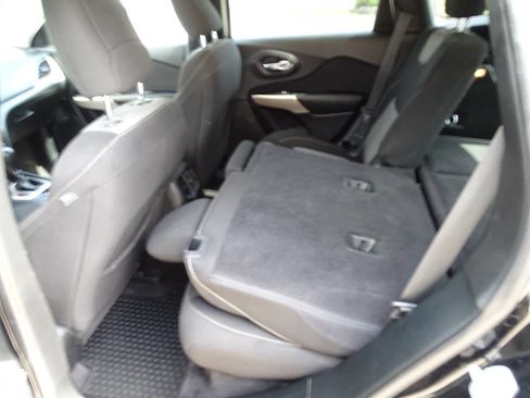 Used 2018 Jeep Cherokee Sport w/ Cold Weather Group AWD/4WD image 29