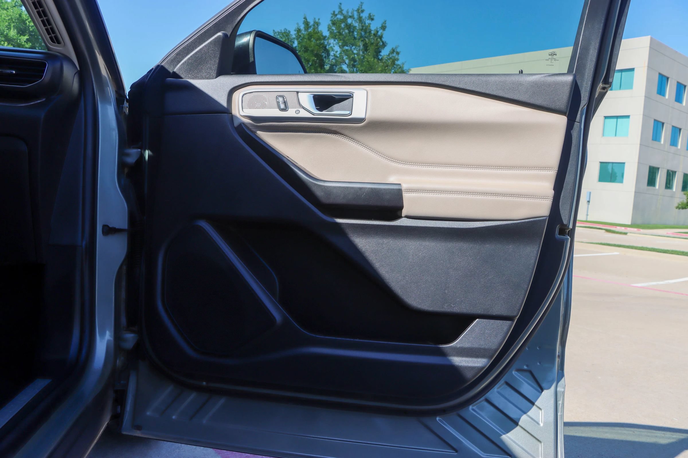 Used 2020 Ford Explorer Limited RWD image 9