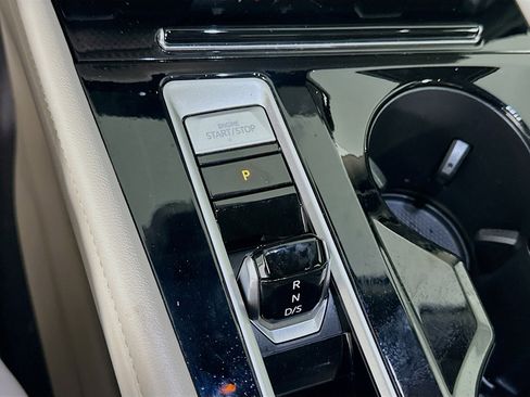 Used 2024 Volkswagen Atlas SE w/ Panoramic Sunroof Package FWD image 24