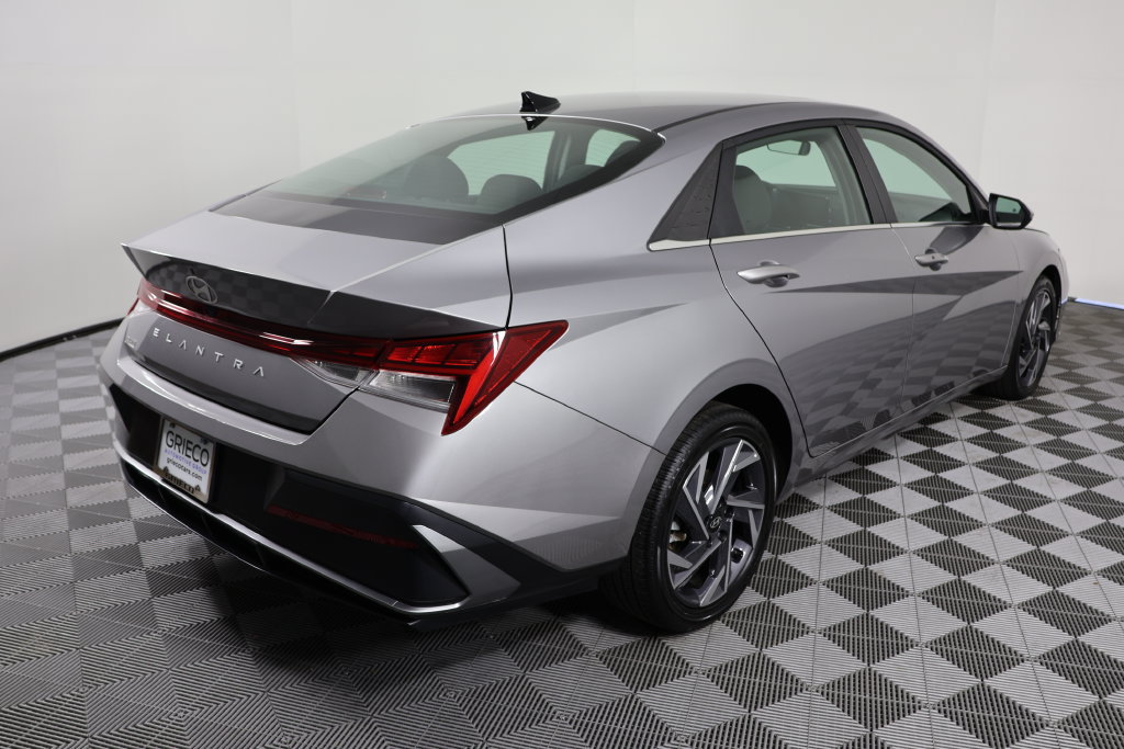 Used 2025 Hyundai Elantra SEL FWD image 8