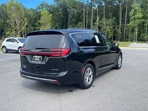 Used 2023 Chrysler Pacifica Limited FWD image 9