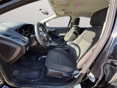 Used 2017 Ford Focus SE image 2