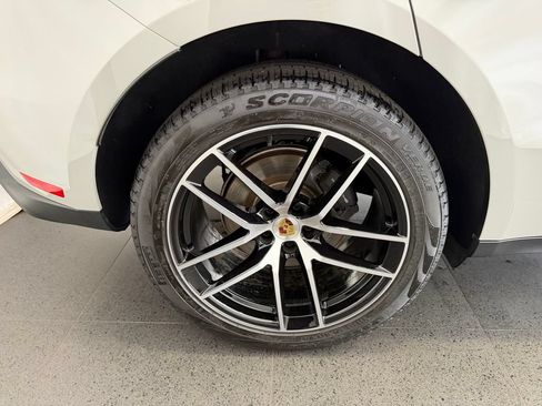 Certified 2026 Porsche Macan AWD/4WD image 12