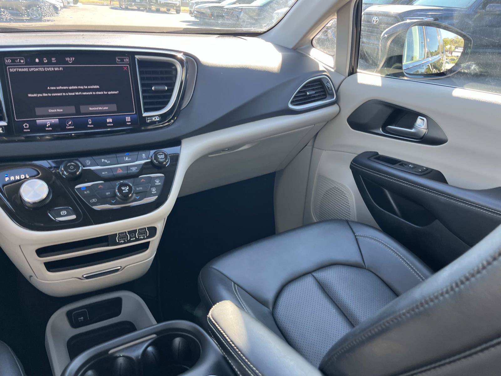 Used 2024 Chrysler Pacifica Touring-L FWD image 13