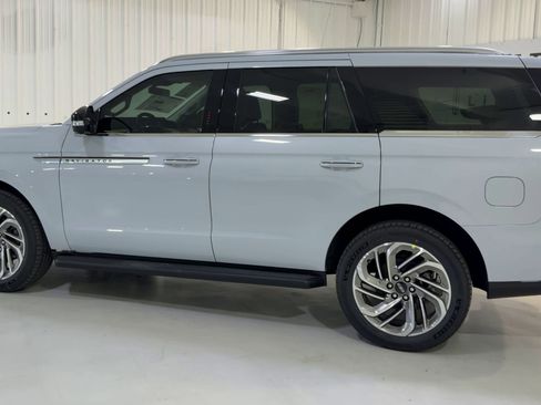 New 2026 Lincoln Navigator Premiere AWD/4WD image 7
