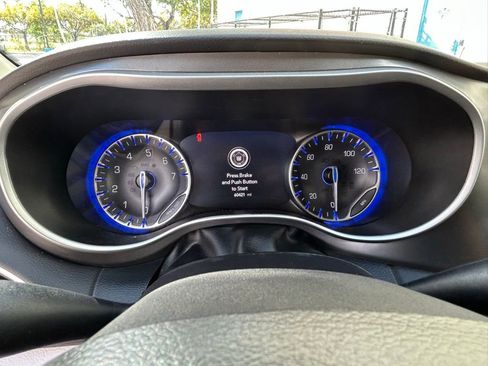 Used 2024 Chrysler Pacifica Touring-L image 20