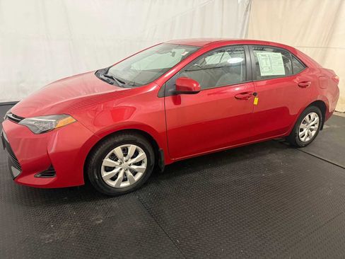 Used 2018 Toyota Corolla LE image 2
