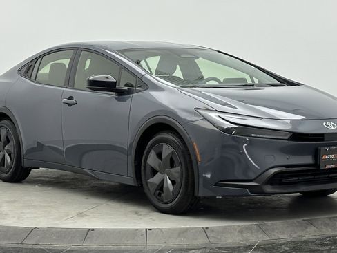 Used 2025 Toyota Prius LE image 3