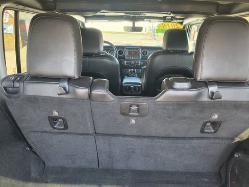 Used 2018 Jeep Wrangler Unlimited Sahara AWD/4WD image 8