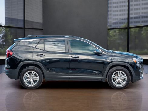 Used 2024 GMC Terrain SLE w/ Driver Convenience Package image 10