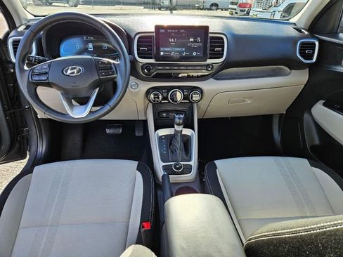 Used 2025 Hyundai Venue SEL FWD image 17