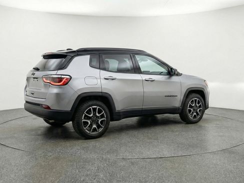 Used 2025 Jeep Compass Trailhawk AWD/4WD image 9