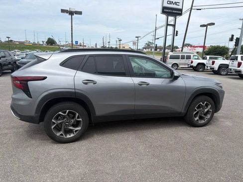 Used 2025 Chevrolet Trax LT FWD image 15