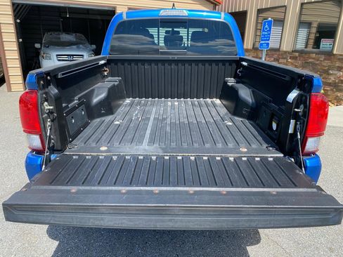 Used 2017 Toyota Tacoma TRD Sport w/ Tow Package (A/T) AWD/4WD image 18