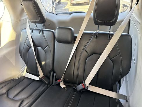 Used 2023 Chrysler Pacifica Touring-L FWD image 33