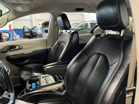 Used 2024 Chrysler Pacifica Touring-L FWD image 21
