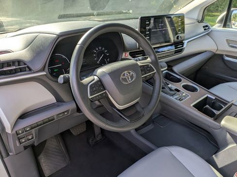 Used 2023 Toyota Sienna XLE image 11