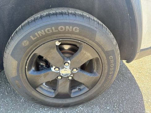 Used 2011 Jeep Grand Cherokee Laredo AWD/4WD image 26
