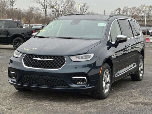 Used 2023 Chrysler Pacifica Limited image 7